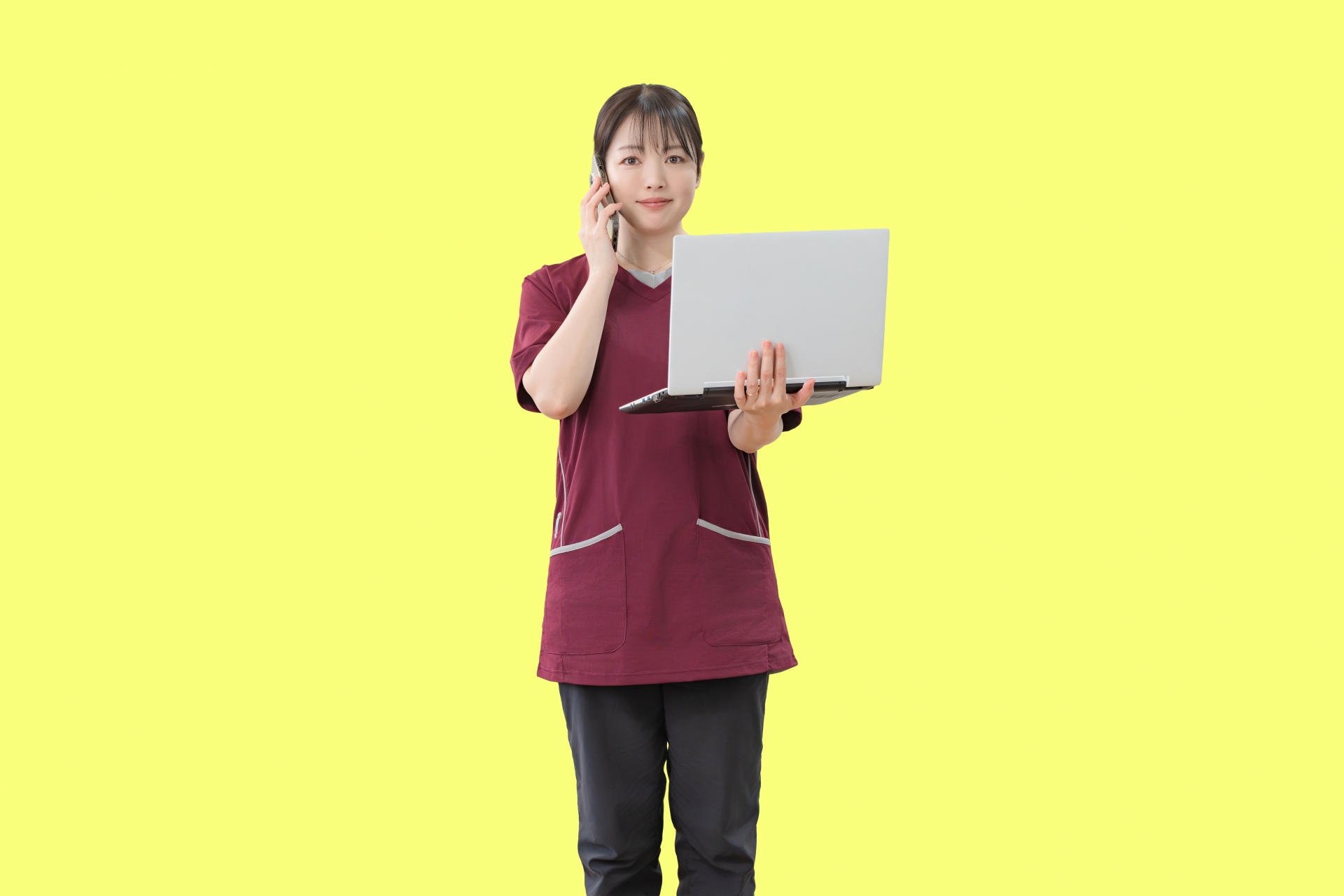 イエロー背景とスクラブ女性とPC