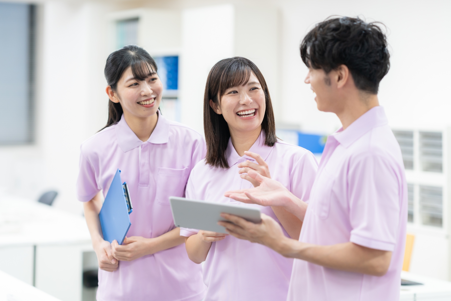 介護施設の事務所の若い男女の介護士