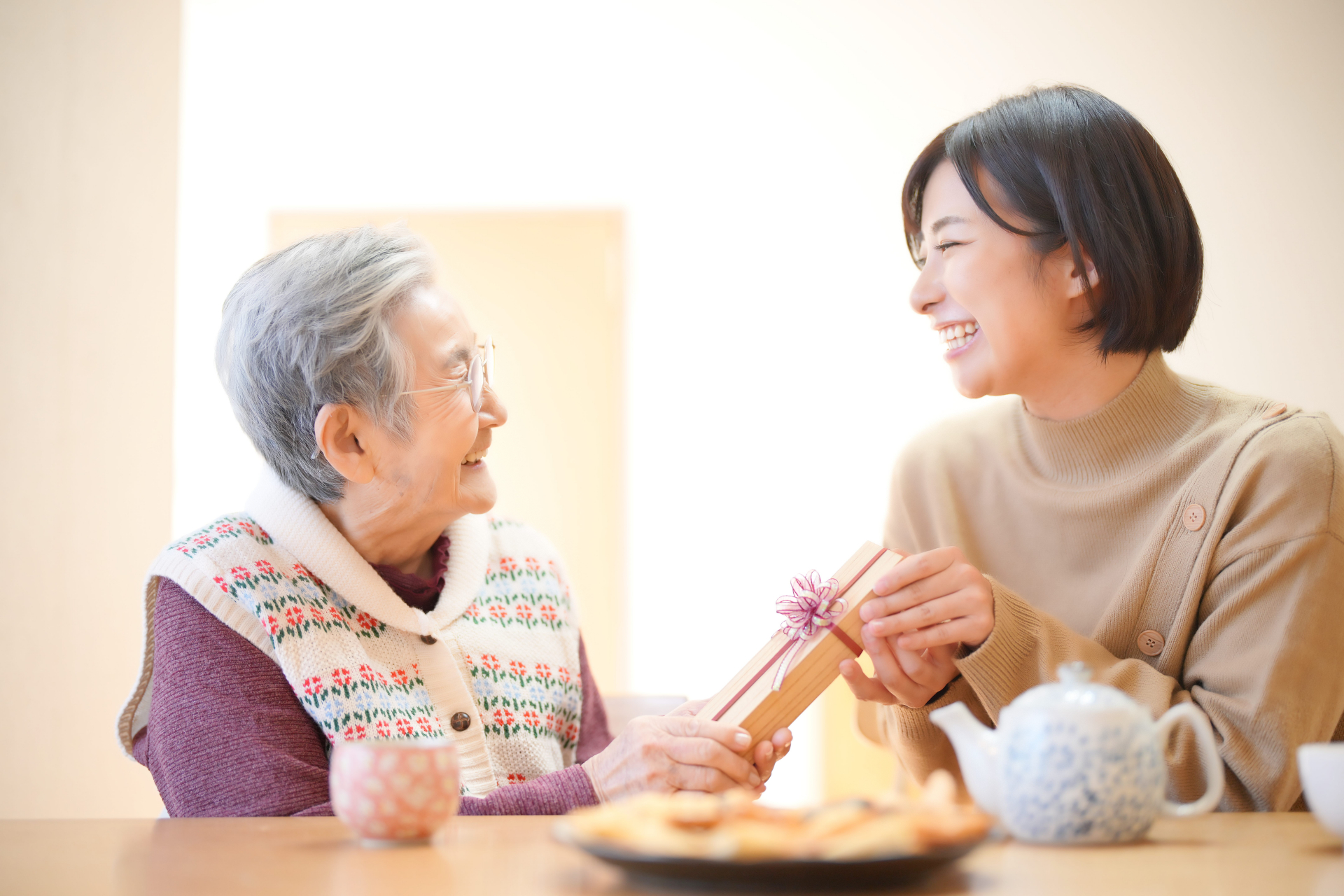 談笑する祖母と孫29
