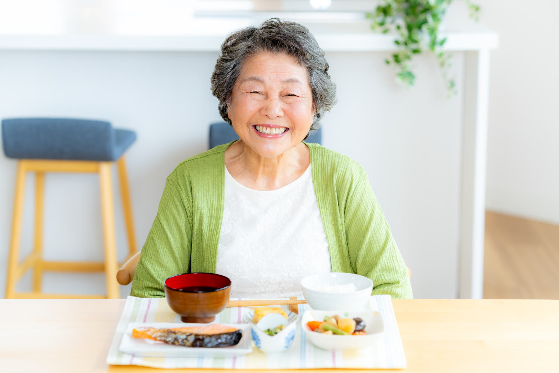 食事するシニア女性