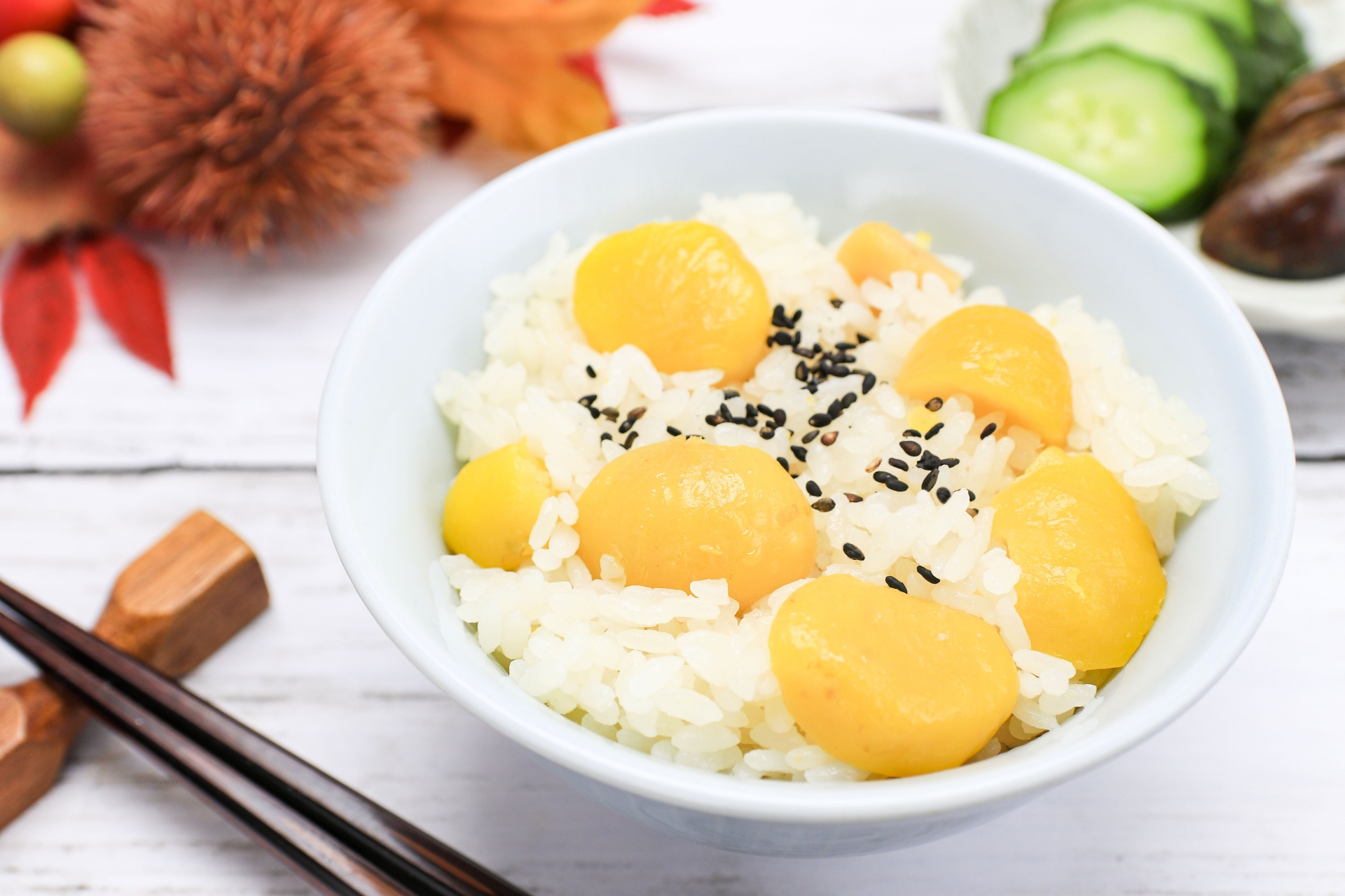 黒ゴマを振った栗ご飯とお箸とイガ栗の食卓