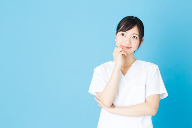 考え事をする看護師　ブルーバック