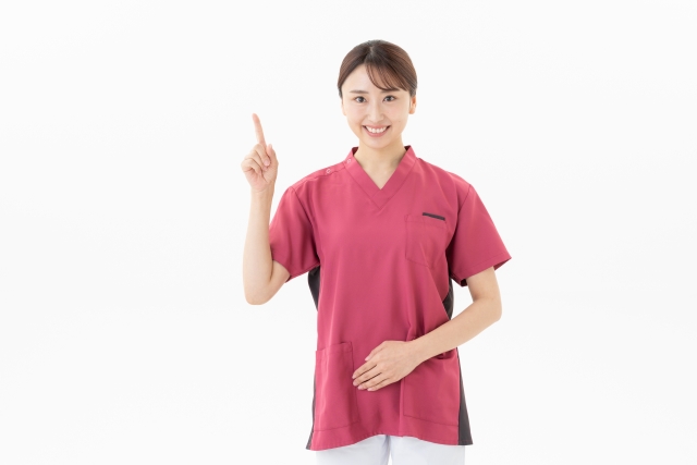 白バックの若い女性の医者