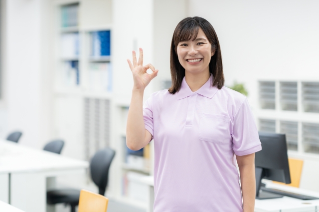介護施設の事務所で若い女性の介護士