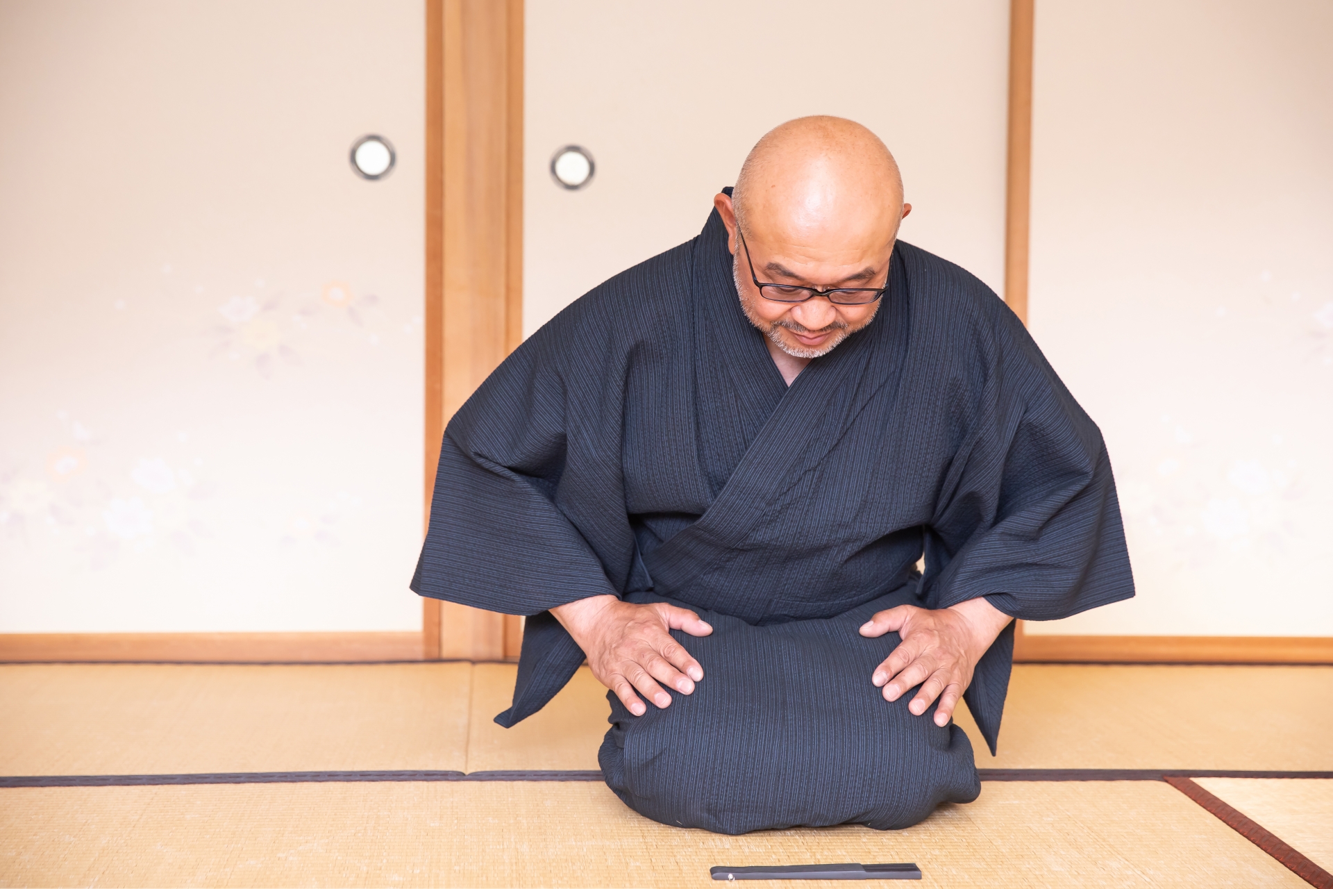 浴衣姿の中高年男性