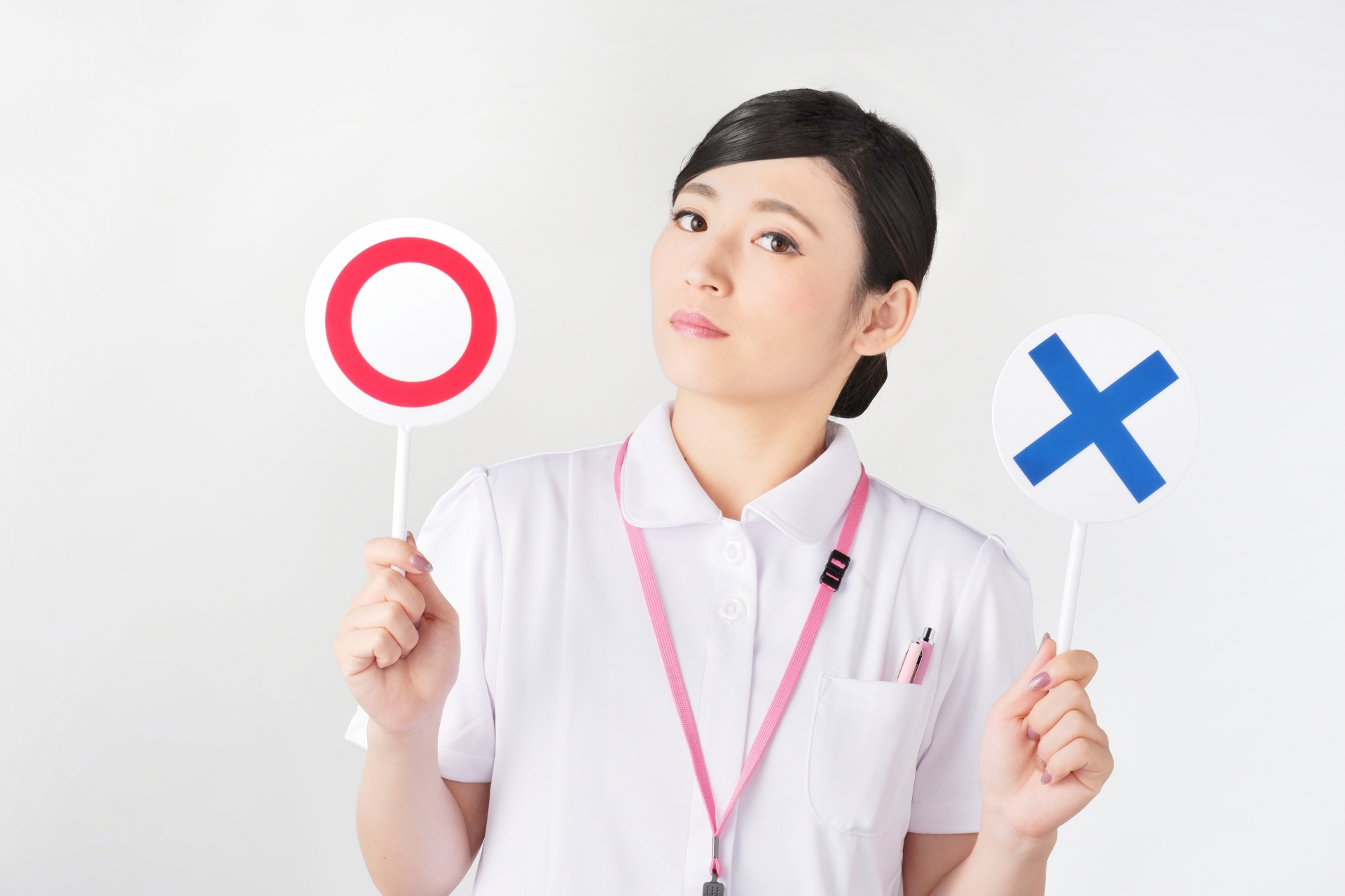 手持ちプラカードを持つ女性