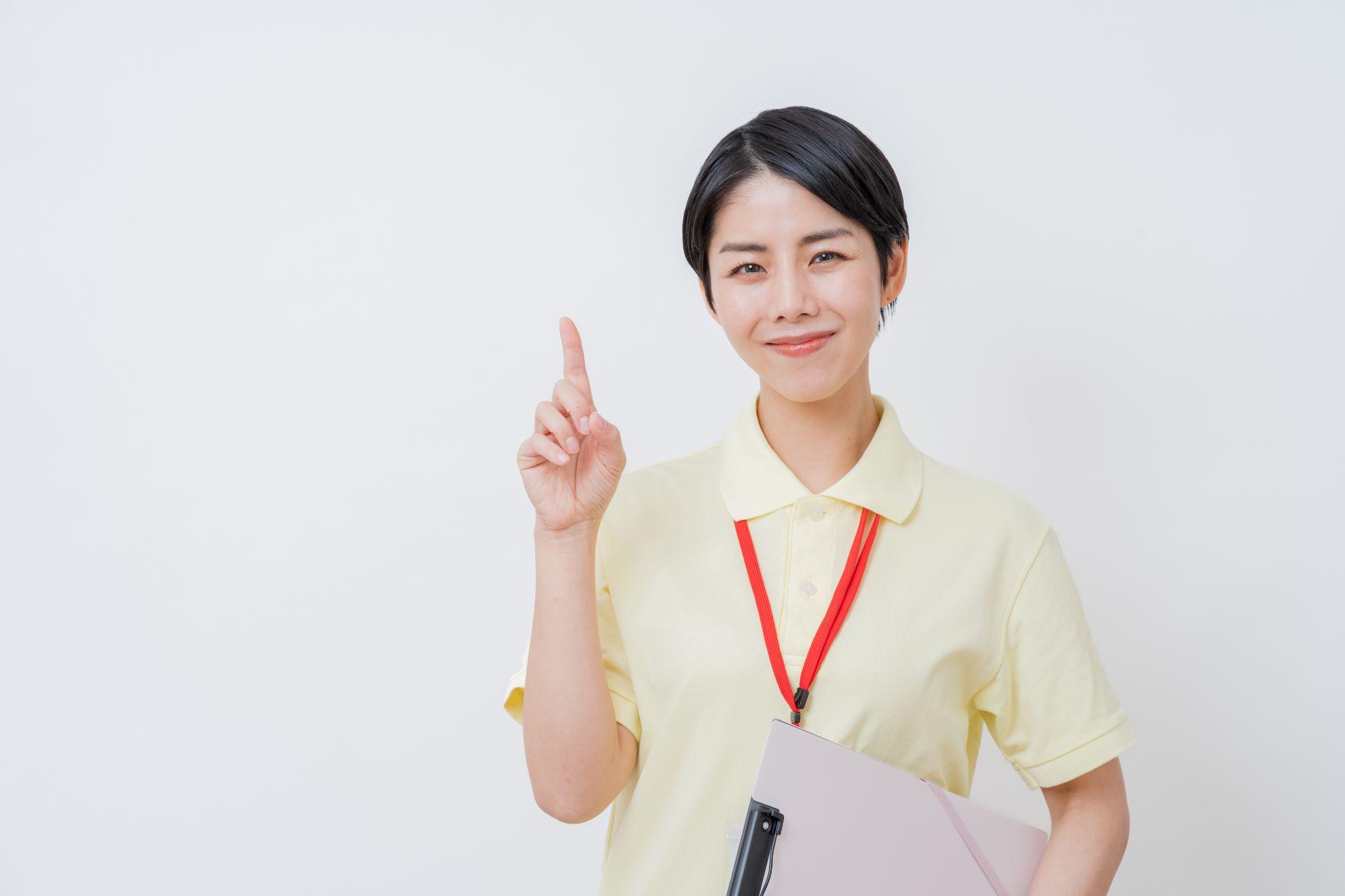 提案する介護士の女性。
