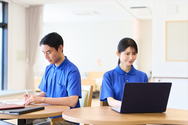 介護の勉強をする女性介護士