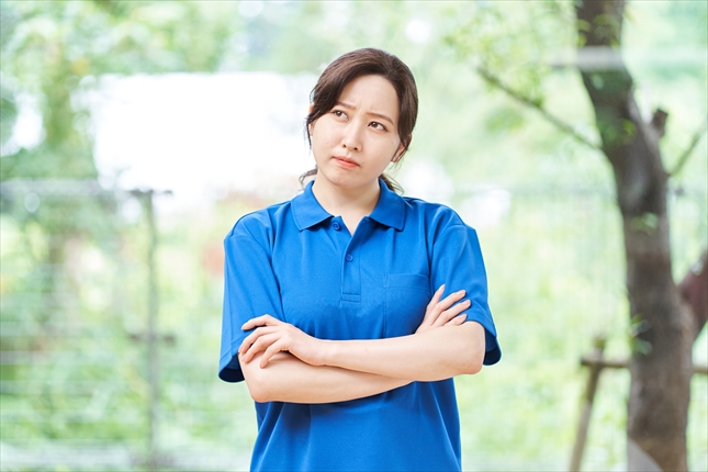 仕事につてい悩む女性介護士
