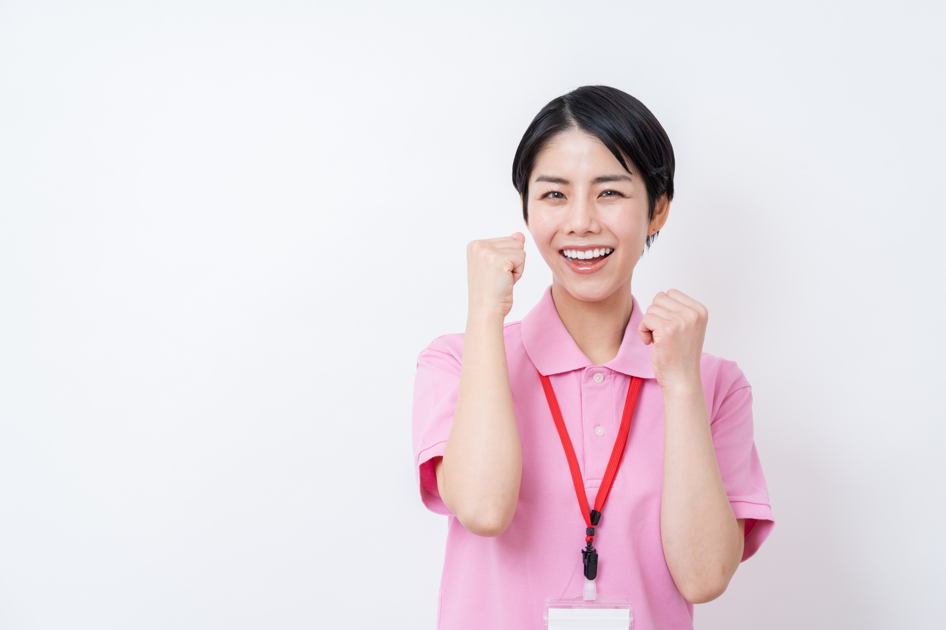 ガッツポーズをする介護士の女性。