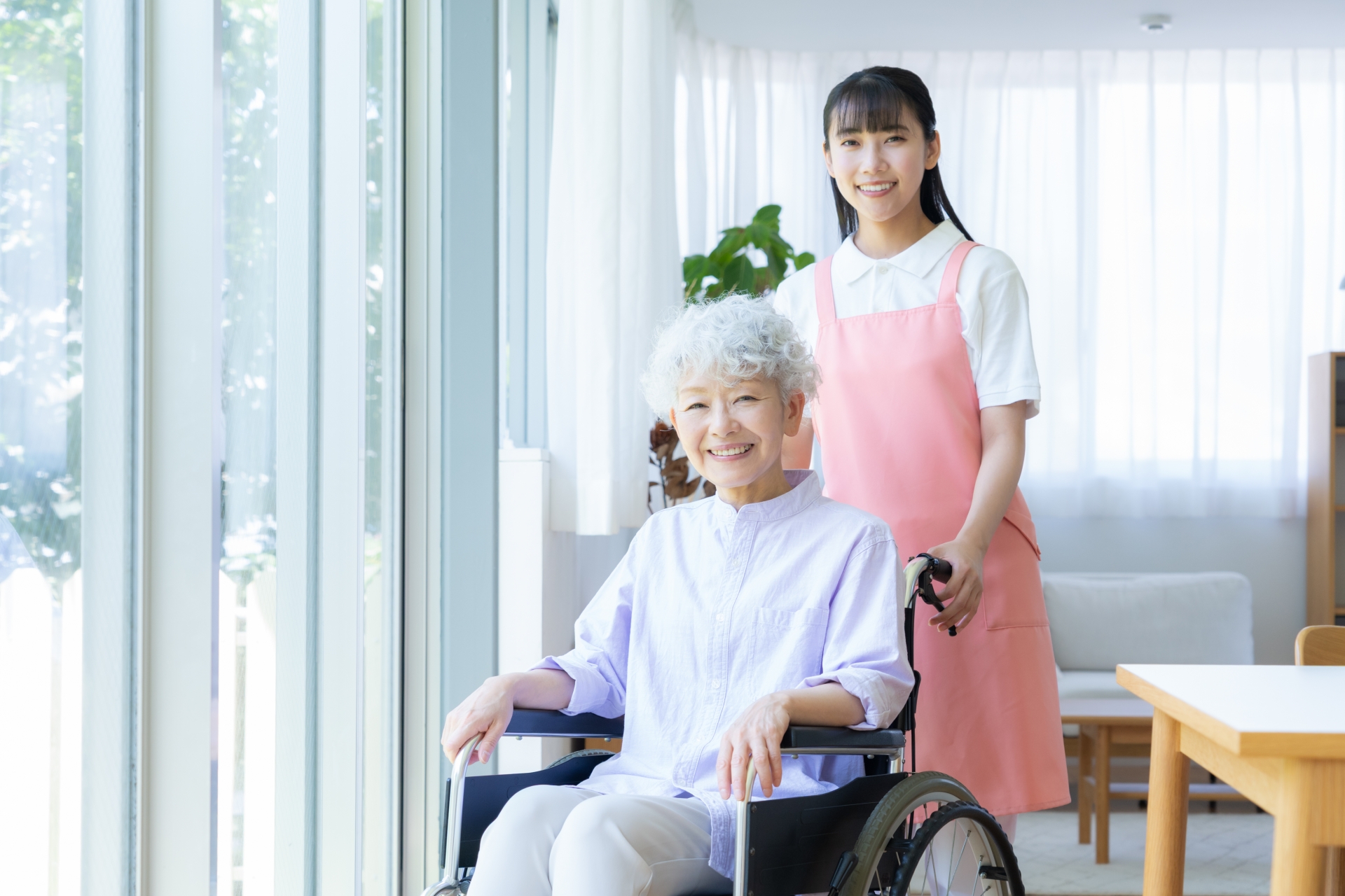 シニア女性を介護をする介護士の女性