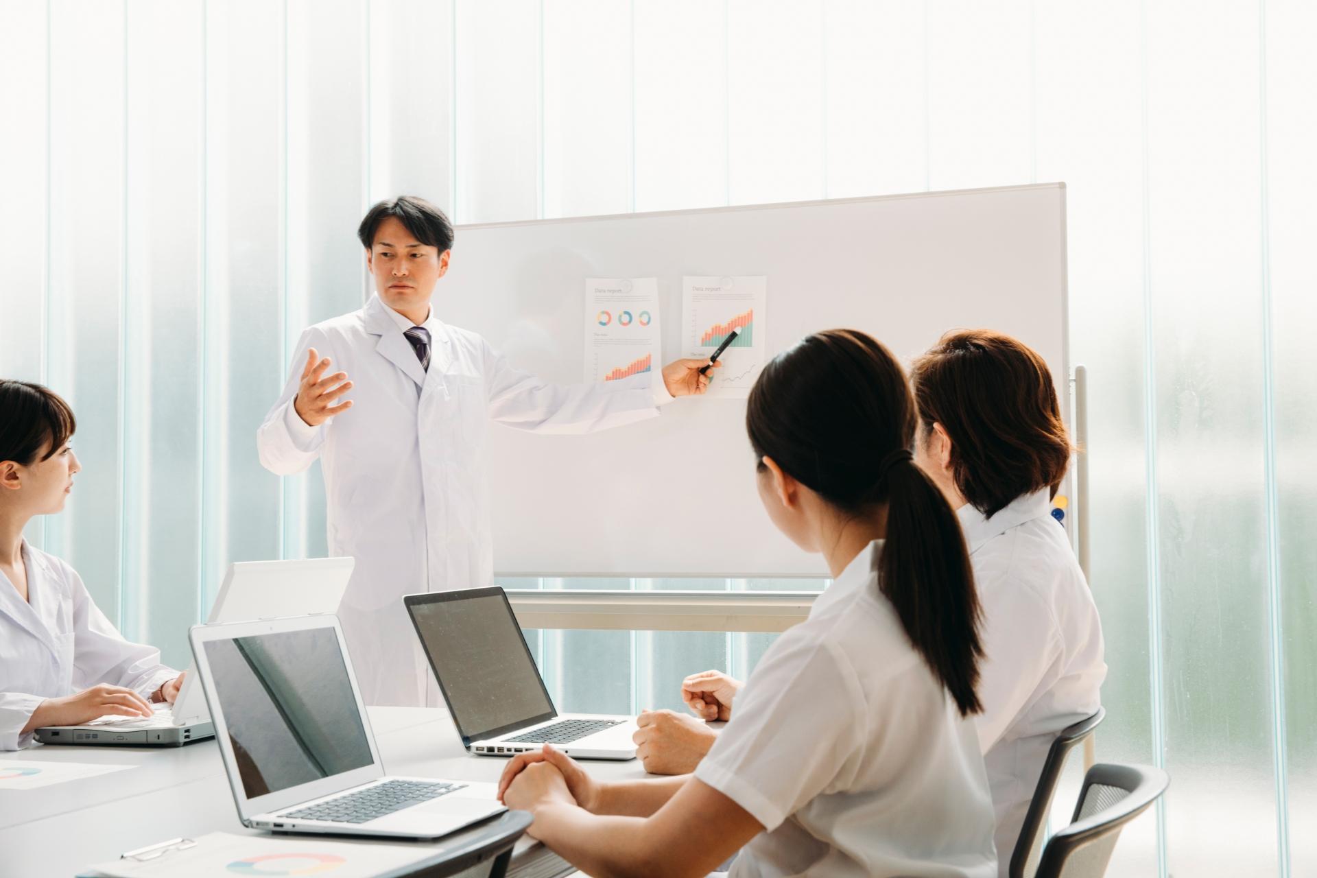 介護現場での多職種連携の必要性は？関わる職種や効果、円滑にするためのポイントを解説