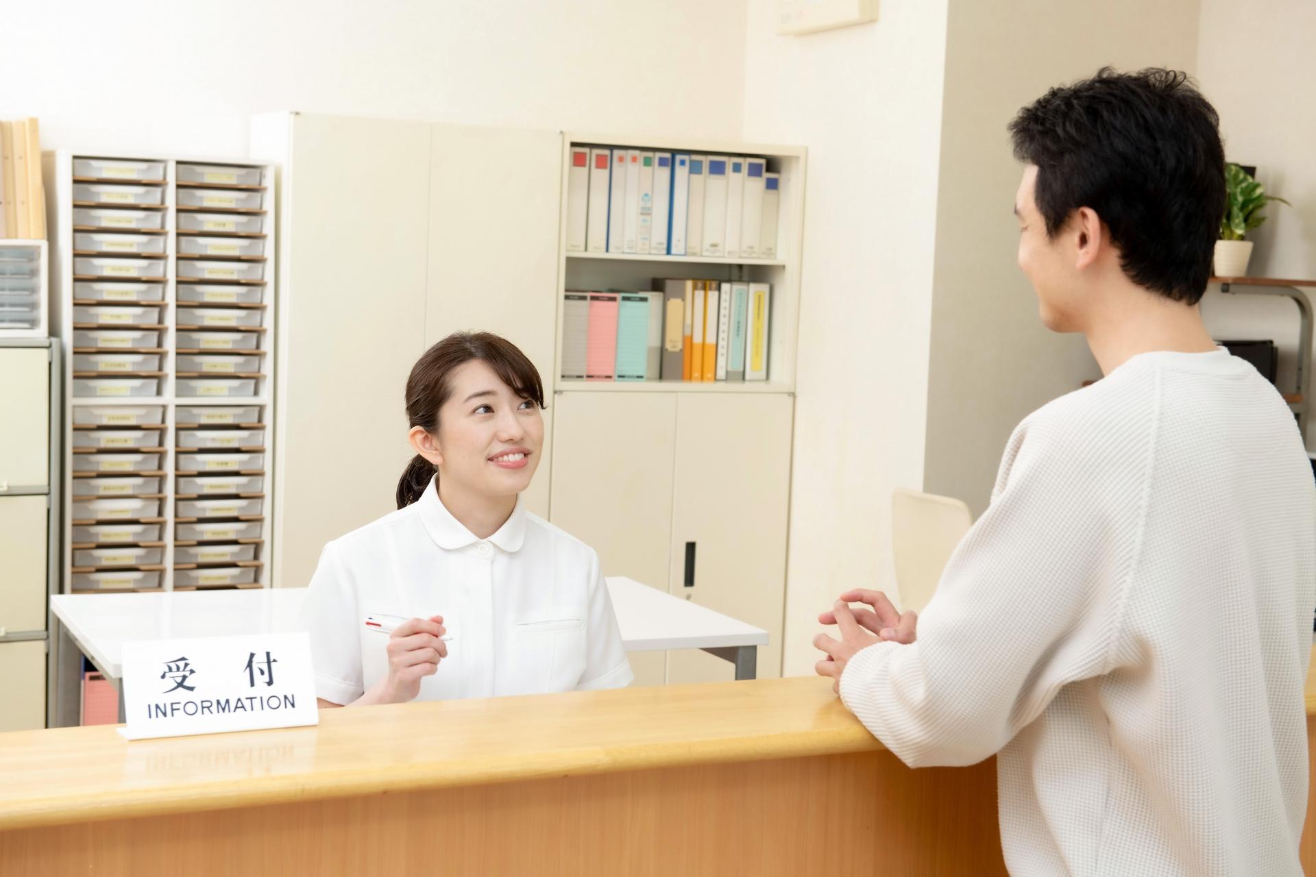 老人ホームの受付の仕事内容とは？介護業務の有無や必要なスキル・給料も解説
