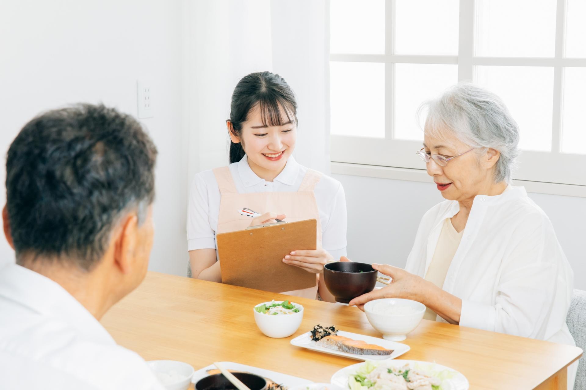 高齢者施設で働く管理栄養士の仕事内容は？やりがいや大変なこと、給与を解説